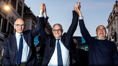 Enrico Letta, Roberto Gualtieri y Nicola Zingaretti celebran la victoria del segundo en las municipales de Roma
