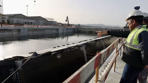 En el astillero de Viana ya se ha instalado la compuerta del nuevo dique seco de 220 metros.