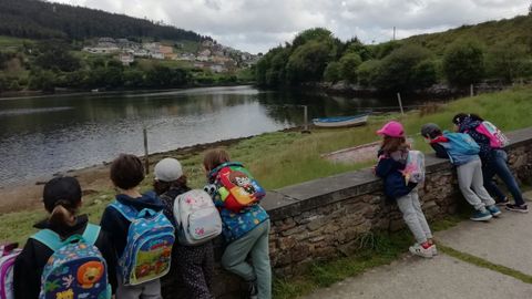 Alumnos de la EEI San Roque de Viveiro conmemorando el Da Mundial de las Aves con un excursin por la Ra do Landro