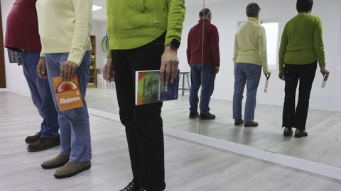 Cinco grupos. Jose Andrés, Luisa y Alexia acuden al grupo de Santiago de Al-Anon. Al igual que Alcohólicos Anónimos, de donde surgen estos grupos de ayuda mutua, las personas que participan mantienen su anonimato y cuentan con padrinos para apoyarlos