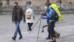 Peregrinos con mascarilla en la plaza del Obradoiro de Santiago