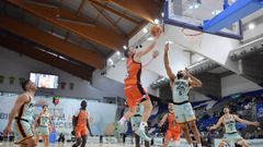 Paul Jorgensen entrando a canasta durante el encuentro ante el Palmer Basket