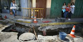 La aver�a se produjo en la curva que da acceso a la glorieta de la Marina Espa�ola desde la calle Doctor Tour�n. 