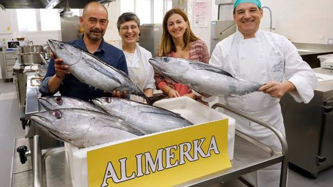 Armando Prendes y Paula D�az-Caneja, de Supermercados Alimerka, acompa�ados por Sor Fernanda y Florentino de la Cocina Econ�mica de Oviedo