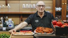 Alejandro Rodr�guez, al frente del Mes�n Picasso, lleva medio siglo trabajando en hosteler�a.