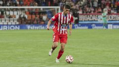 lex Lizancos conduce el baln contra el Bilbao Athletic