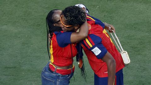 Lamine Yamal saluda a su madre tras conquistar el Mundial