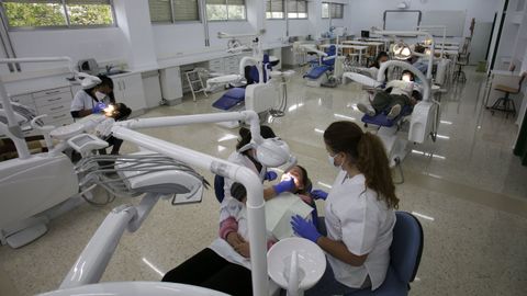 Alumnado realizando pr�cticas en el ciclo de Hixiene Bucodental del CIFP Leixa (Ferrol)