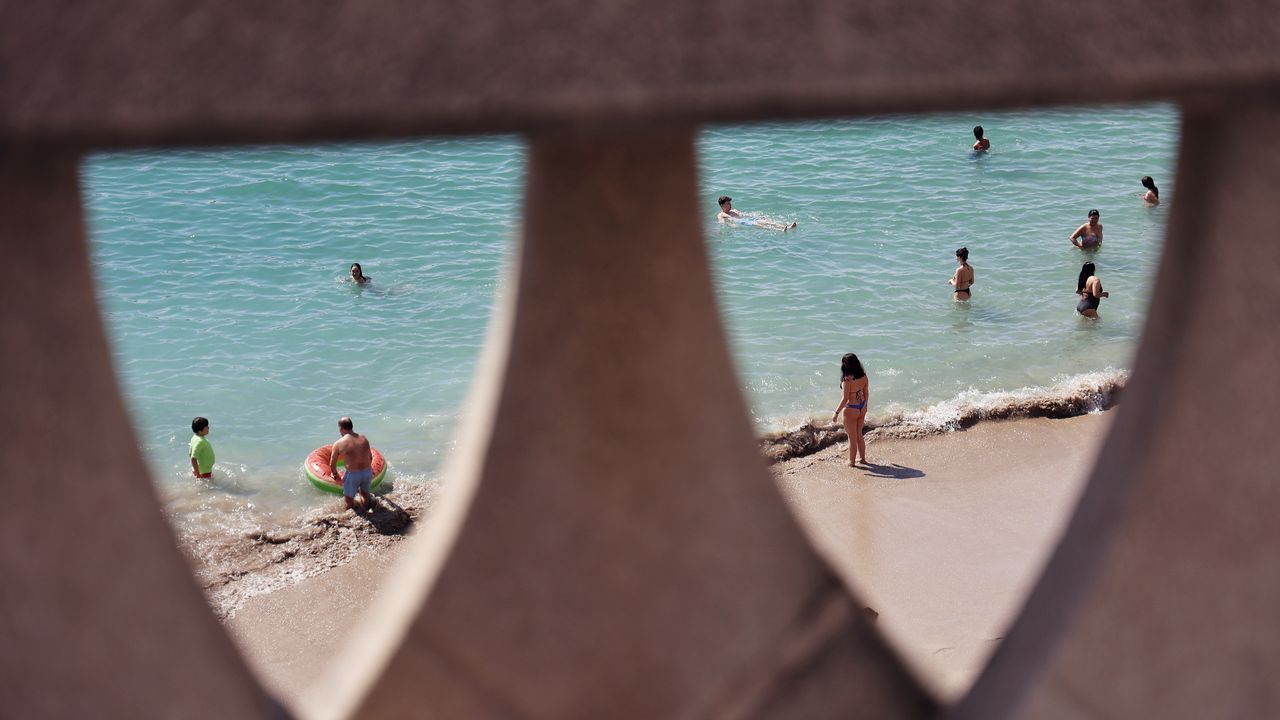 A Coruña se queda lejos del episodio de altas temperaturas, pero se podrá ir a la playa