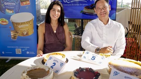 Elisa Cuba, de la empresa Discoa, y V�ctor Lorenzo, de la firma Quescrem, con los postres del concurso.