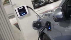 Coche el�ctrico cargando en un aparcamiento