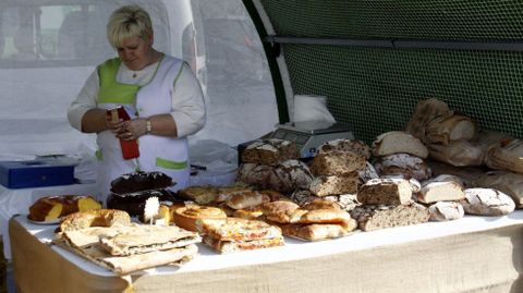 O Barco se rindi al botelo.En el campo da festa, en el Malecn, hay una feria de artesana y gastronoma