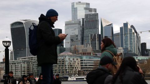 Varios transe�ntes con los edificios de la �city� de Londres al fondo.