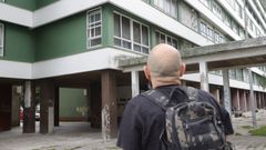 Roberto, uno de los herederos de la vivienda, delante del piso de Caranza en el que se crio y que fue okupado el pasado mes de diciembre