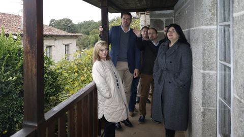 El conselleiro de Cultura, Jos Lpez Campos, durante la visita al Pazo de Moldes, acompaado por la alcaldesa de Bobors, Patricia Torres y tcnicos.