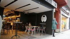 Carretera de Castilla. En Ferrol hay dos ejemplos de un nuevo modelo de instalaci�ns, consistente en retranquear la parede de cierre de la cafeter�a dejando espacio para una terraza interior pero abierta a la calle. foto C�sar Toimil
