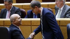 El ministro de Educaci�n, Jos� Ignacio Wert (i), saluda al senador y exatleta Abel Ant�n durante la sesi�n de control al Gobierno