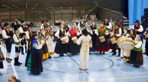 Actuacin de cantareiras, pandereteiras y gaiteiros de las escuelas del Padroado da Cultura de Narn.