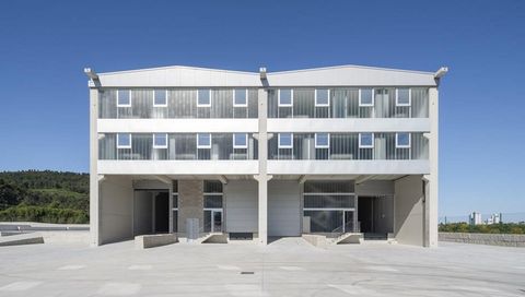 Dos naves adosadas destinadas a centro logstico, oficinas y distribucin de agua en Ponte Caldelas