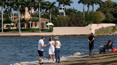 Personas pescando cerca del complejo del presidente Trump Mar-a-Lago, en Palm Beach (Florida).