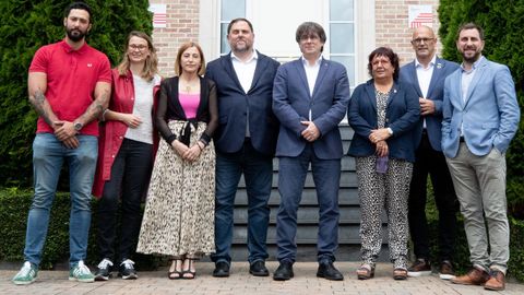 El rapero Josep Valt�nyc; la diputada de ERC Meritxell Serret; la expresidenta del Parlamento catal�n Carme Forcadell; el exvicepresidente y l�der de ERC, Oriol Junqueras; el expresidente de la Generalitat y l�der de Junts, Carles Puigdemont; la exconseller Dolors Bassa; el exconseller de Exteriores de la Generalitat, Raul Romeva; y el eurodiputado de Junts Toni Com�n, en el momento de su reencuentro en la vivienda de Puigdemont en Waterloo (B�lgica).