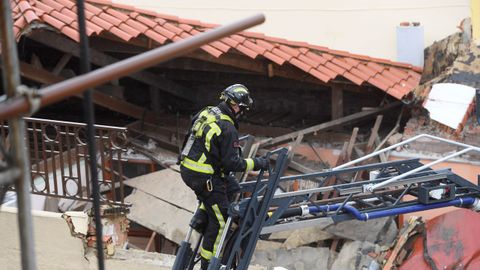 Un bombero accede la azotea del colegio San Vicente Pa�l en Gij�n