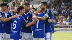 Los jugadores del Oviedo celebran el primer gol de Bastn al Racing de Ferrol