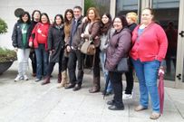 Un grupo de padres a las puertas del Concello de Sanxenxo. 
