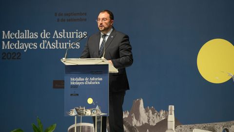 El presidente del Principado de Asturias, Adrin Barbn, en el acto institucional de conmemoracin del Da de Asturias