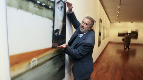 Vari Caram�s, en una exposici�n de su obra en la Fundaci�n Abanca de Ferrol en el 2016.