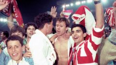 Lediakhov y aficionados en el partido de promoci�n ante el Lleida, 1995