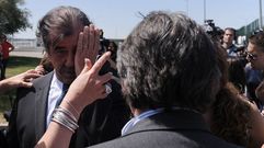 El presidente de Airbus en Espa�a, Fernando Alonso, habla con los medios en el aerpuerto de Sevilla. 