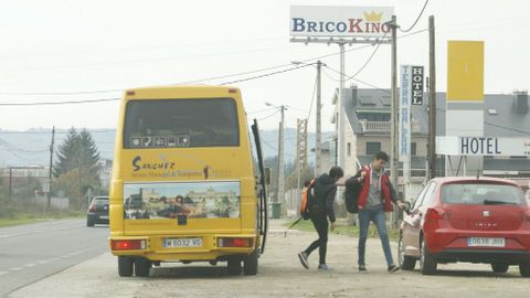 Autob�s urbano de Monforte, en una parada de la calle Chantada