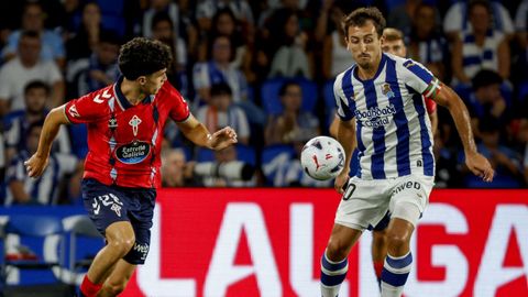 Anta��n y Oyarzabal pugnan por un bal�n en el partido de hoy