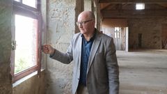 El alcalde, Santiago Freire, revisando el inmueble.