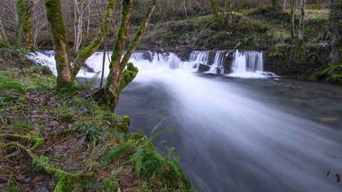 El r�o forma numerosos saltos y r�pidos en su curso hacia la confluencia con el Lor