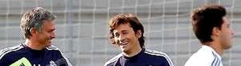 Jota durante un entrenamiento con el primer equipo corriendo frente a Mouri�o y su segundo entrenador.