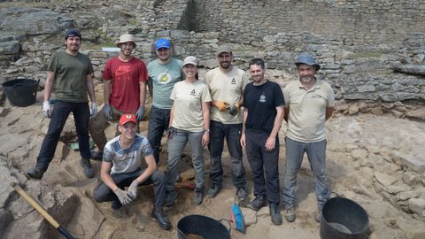 De izquierda a derecha, Arturo Garca de Len, Alberto Fachado, Carlos Queijo, Vernica Silva, Martn Rivas, Samuel Nin (director de la excavacin), Eduardo Breogn Nieto y (agachado) Axel Vaquero