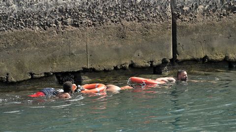 En el cayuco volcado en el puerto de La Restinga iban unos 160 ocupantes