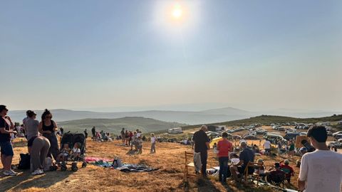 Numerosas personas subieron hasta A Veiga para disfrutar del eclipse