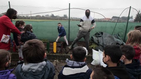 O agricultor Carlos Prez, que ten na praza de abastos de Monforte un posto no que vende os produtos que el mesmo colleita,  o encargado de explicar a profesores e estudiantes como preparar os cultivos