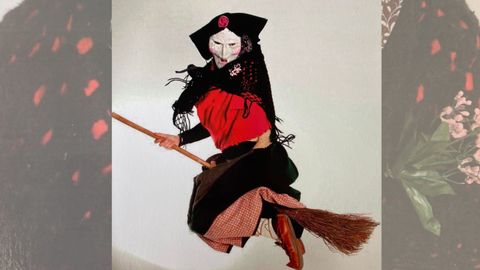 La destrozona. Hombre disfrazado de bruja que daba escobazos a la gente que ve�a el carnaval de Oviedo