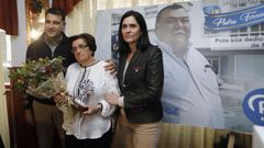 Javier Jorge Casti�eira, entregando un ramo de flores a la viuda de Man�n