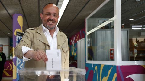 El candidato del PP a la presidencia de Catalua, Alejandro Fernndez, vot en Tarragona