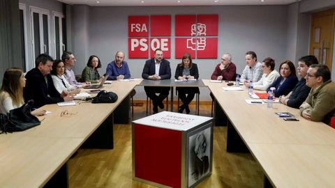 El secretario general de la FSA-PSOE, Adri�n Barb�n (c), preside en Oviedo la reuni�n del Comit� Electoral