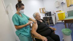 Encarna Silva recibi� la tercera vacuna en la residencia de Ribeira