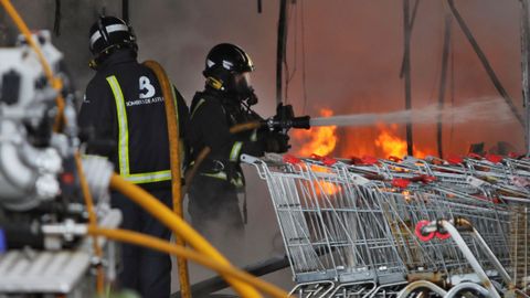 Los bomberos extinguen el incendio declarado en un concesionario de motos del pol�gono industrial de Silvota
