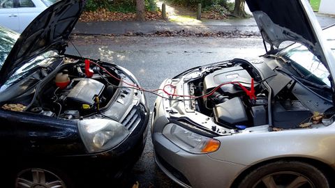 Bater&iacute;as de arranque de dos veh&iacute;culos