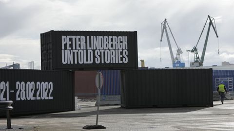 Contenedores en la entrada de la exposicin de Lindbergh, en el puerto de A Corua