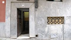 La Polic�a Nacional ha detenido a un hombre por su presunta relaci�n con el cad�ver hallado este martes en el interior de un cubo de basura en un piso de Gij�n y en cuya identificaci�n se sigue trabajando debido a su avanzado estado de descomposici�n, han informado a EFE fuentes policiales